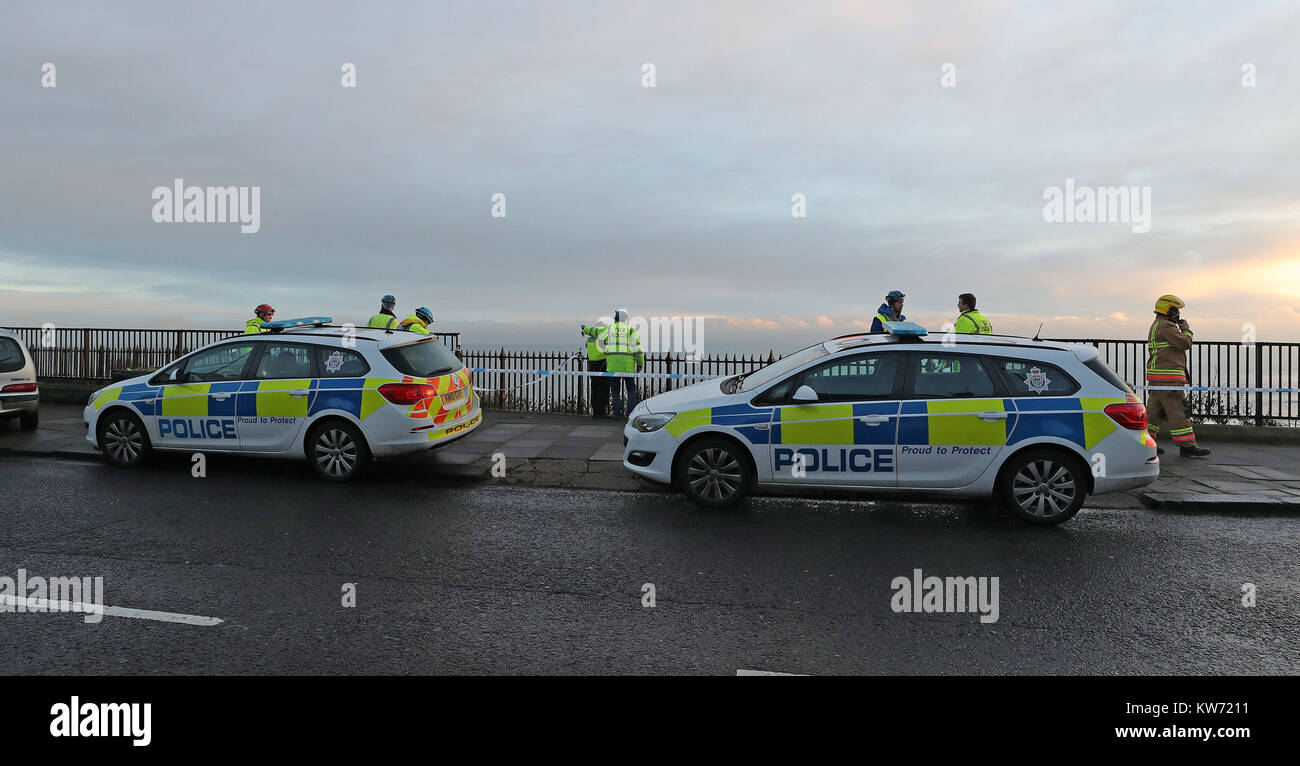 Mitglieder der Rettungsdienste nehmen an der Szene in Browns Bay an der nordöstlichen Küste in der Nähe von cullercoats nach einem Körper auf den Felsen am Meer gefunden wurde. Stockfoto