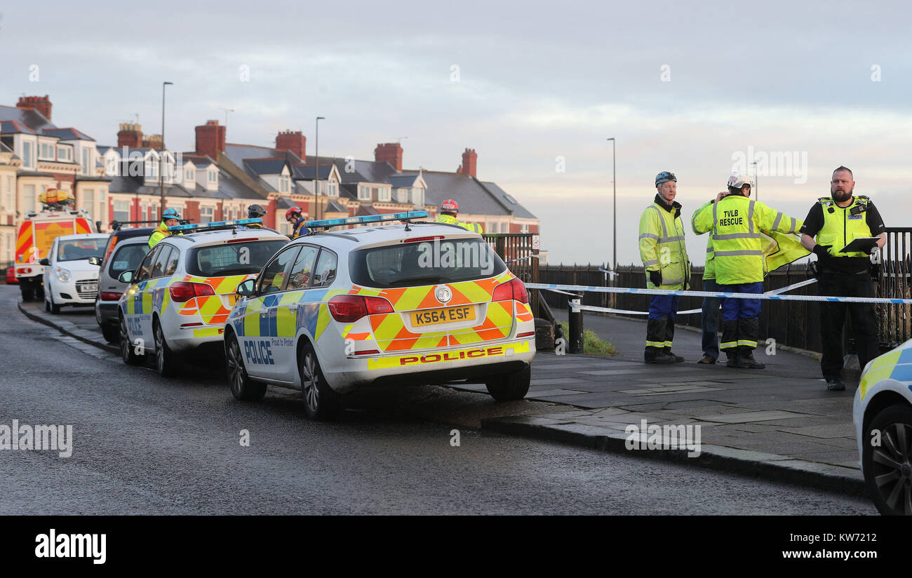 Mitglieder der Rettungsdienste nehmen an der Szene in Browns Bay an der nordöstlichen Küste in der Nähe von cullercoats nach einem Körper auf den Felsen am Meer gefunden wurde. Stockfoto