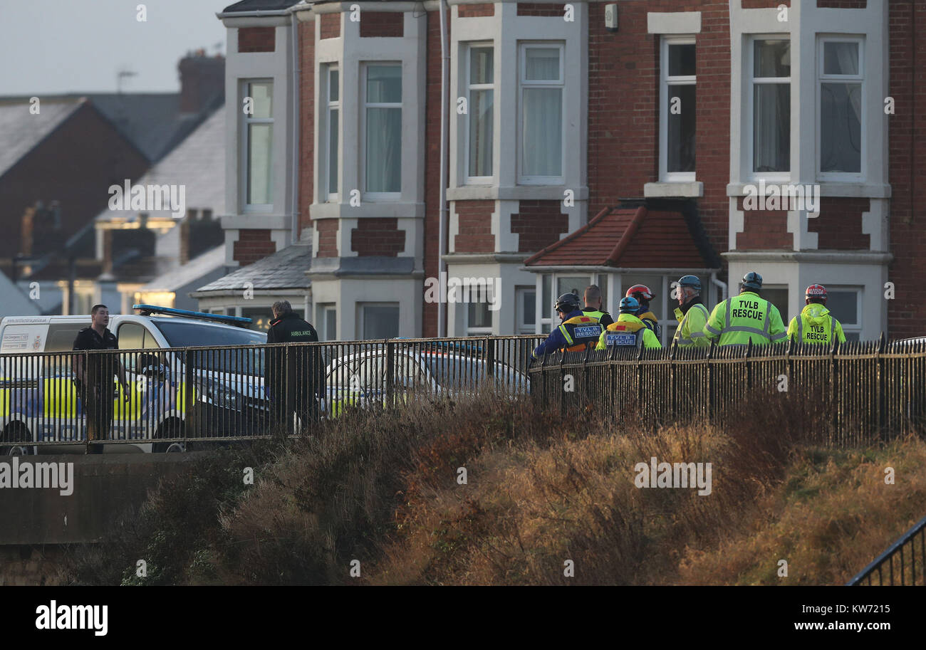 Mitglieder der Rettungsdienste nehmen an der Szene in Browns Bay an der nordöstlichen Küste in der Nähe von cullercoats nach einem Körper auf den Felsen am Meer gefunden wurde. Stockfoto