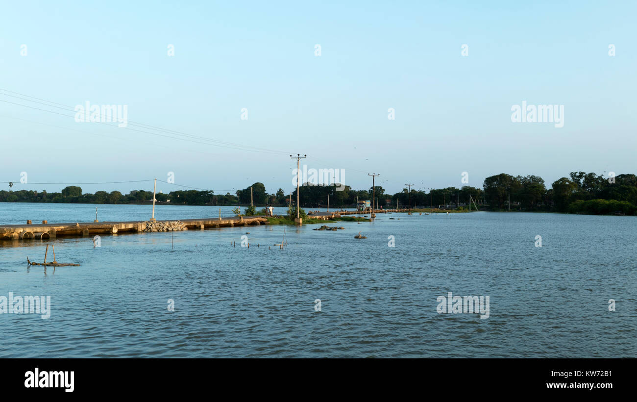 Vadduvakal Brücke über Nay Aru in Mullaitivu. Viele tamilische Zivilisten in staatlichen Gewahrsam genommen am Ende des Bürgerkrieges in Sri Lanka. Stockfoto