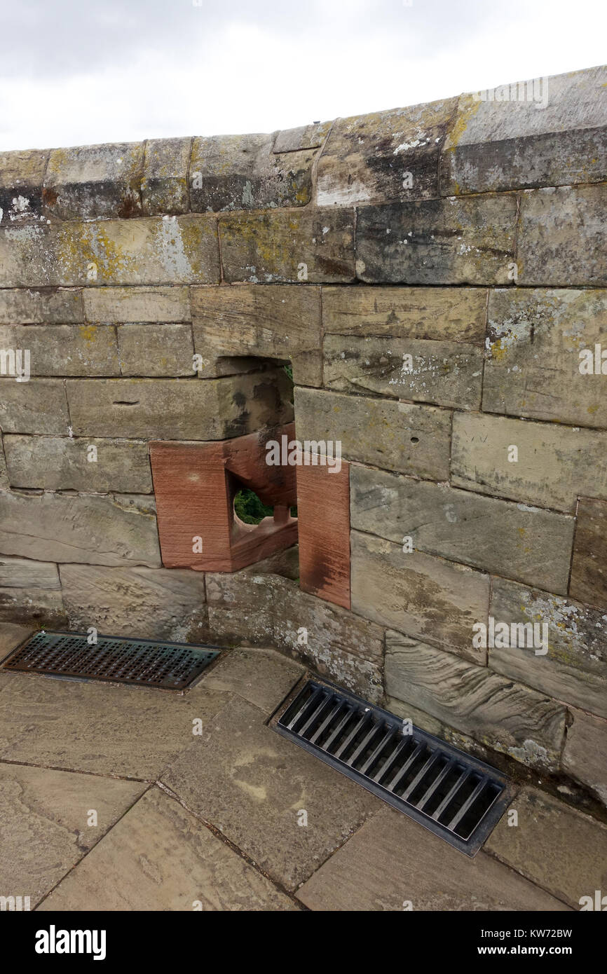 Pfeil Schlitz in einem Turm an der Warwick Castle. Stockfoto