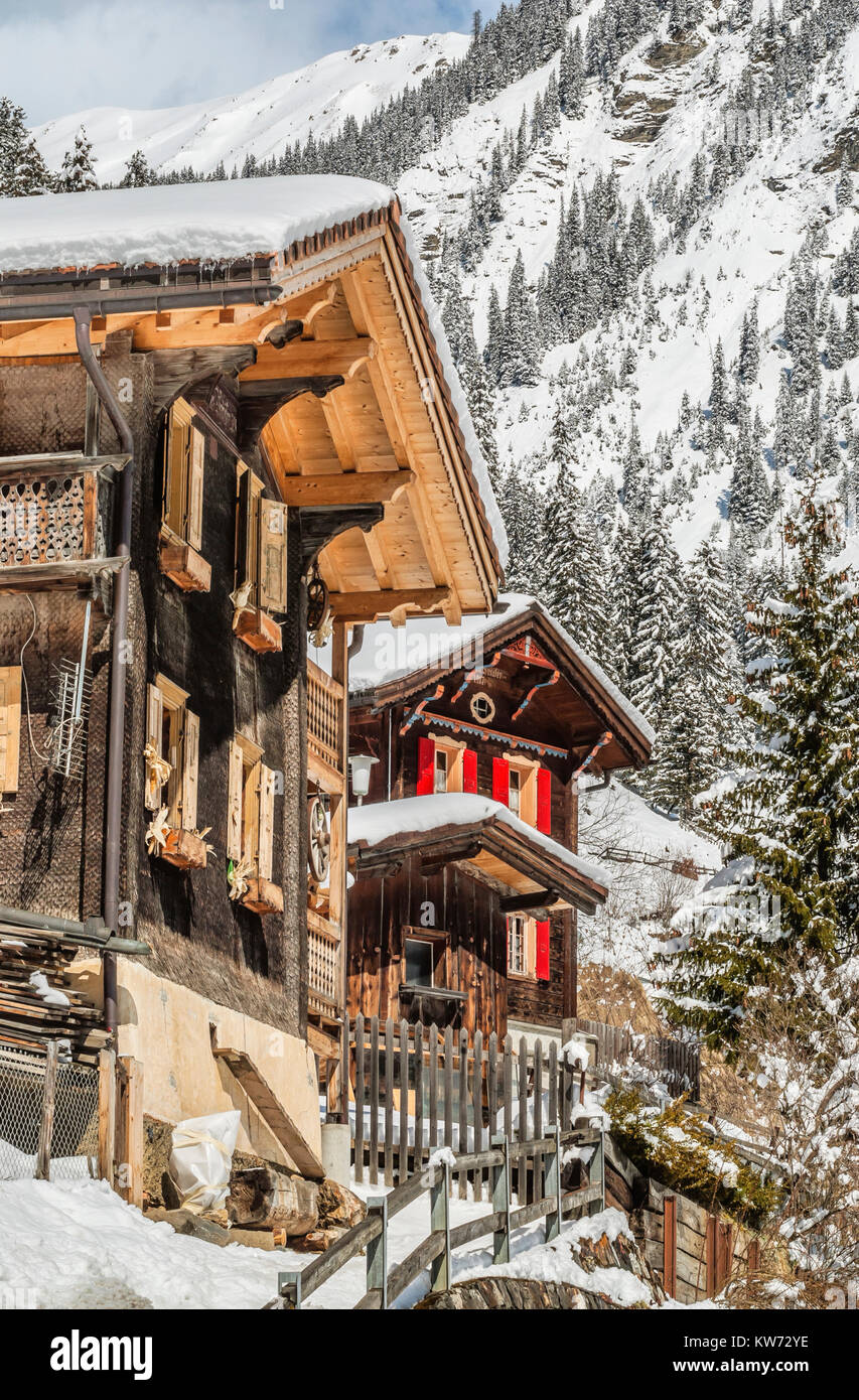 Typische Schweizer Blockhäuser im Bergdorf Arosa im Winter, Schweiz Stockfoto