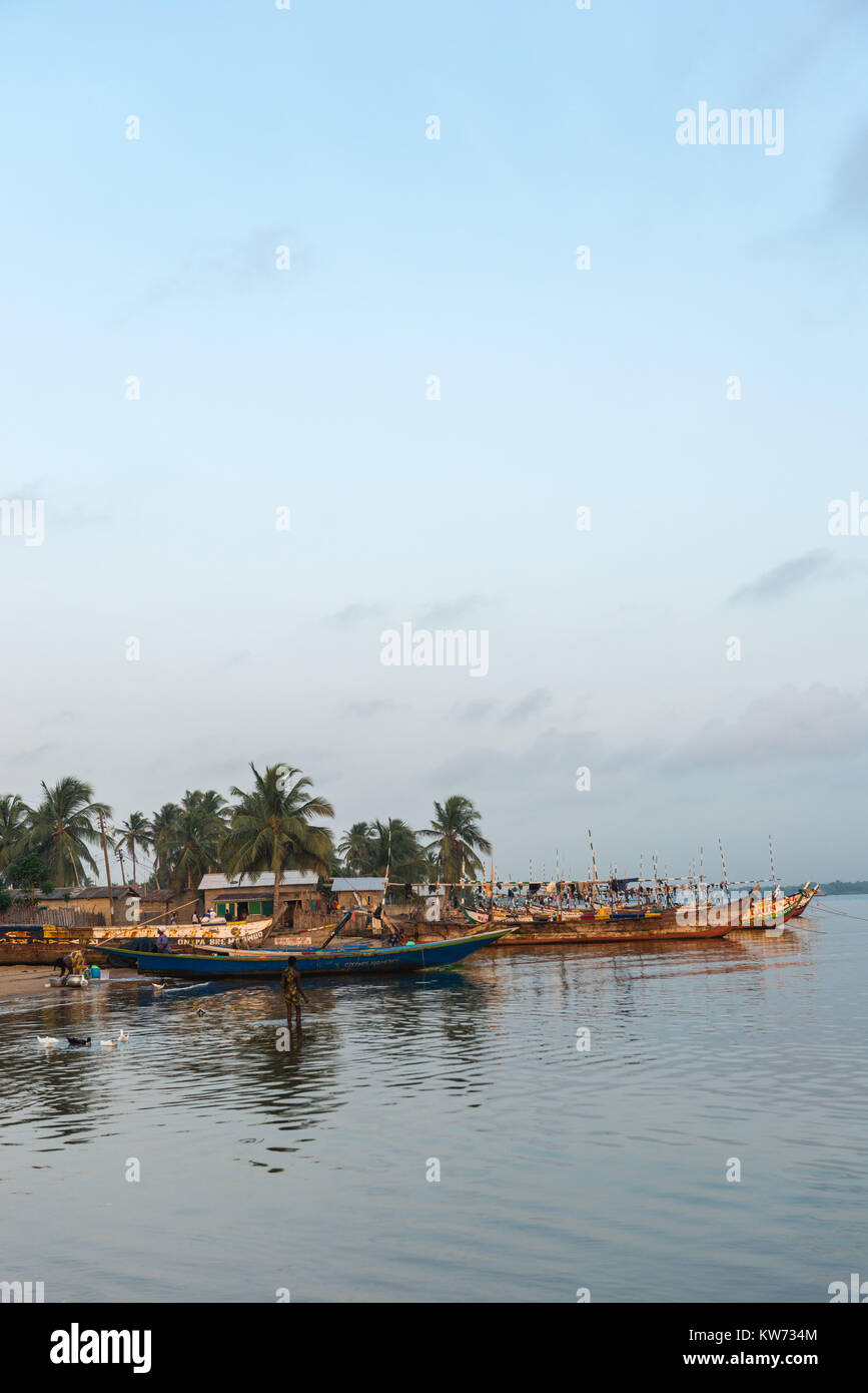 Traditionelle Fischerboote, Volta River, Ada Foah, Greater Accra Region, Ghana, Afrika Stockfoto