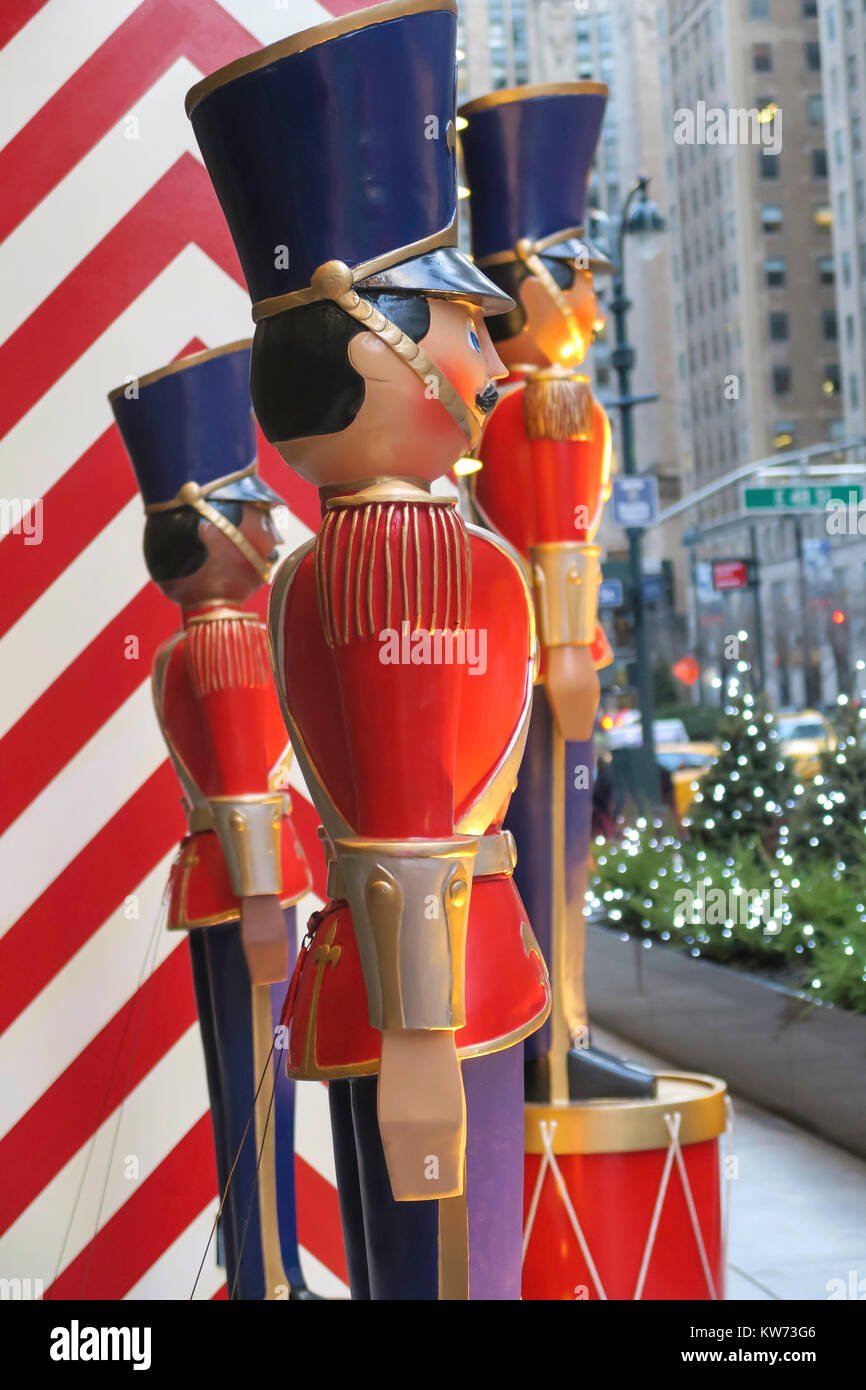 Soldat Urlaub Dekorationen an der UBS Gebäude auf der Park Avenue, New York, USA Stockfoto