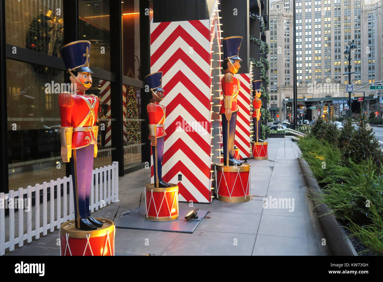 Soldat Urlaub Dekorationen an der UBS Gebäude auf der Park Avenue, New York, USA Stockfoto