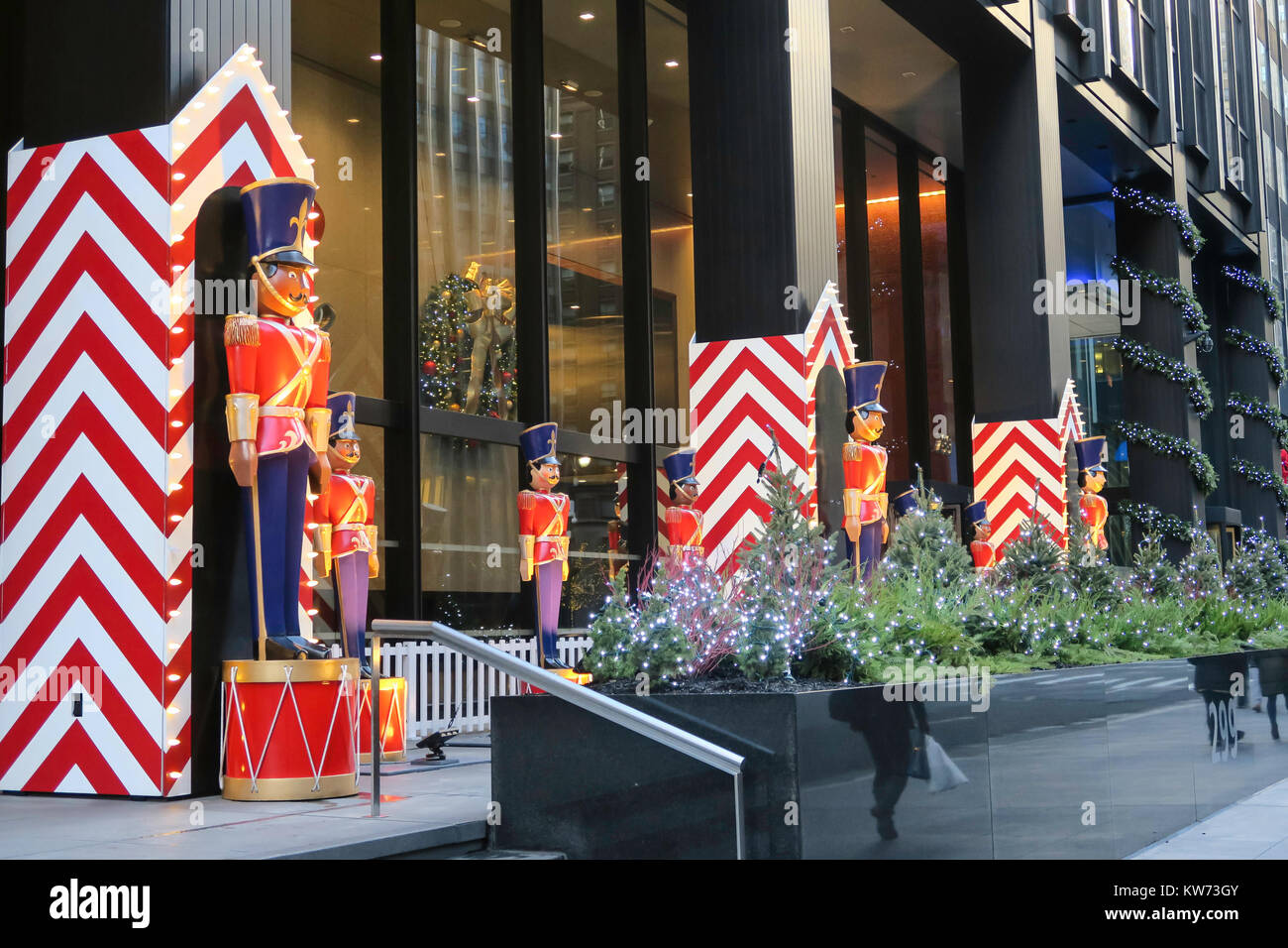 Soldat Urlaub Dekorationen an der UBS Gebäude auf der Park Avenue, New York, USA Stockfoto