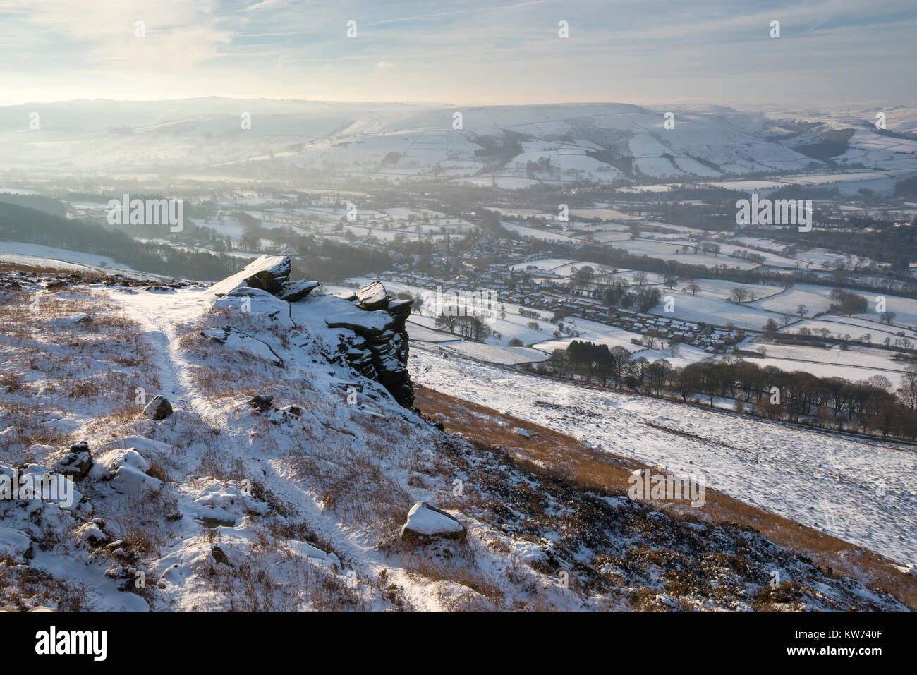 Schönen winter Morgen auf Bamford Kante im Peak District, Derbyshire, England. Das Dorf Bamford unten im Tal. Stockfoto