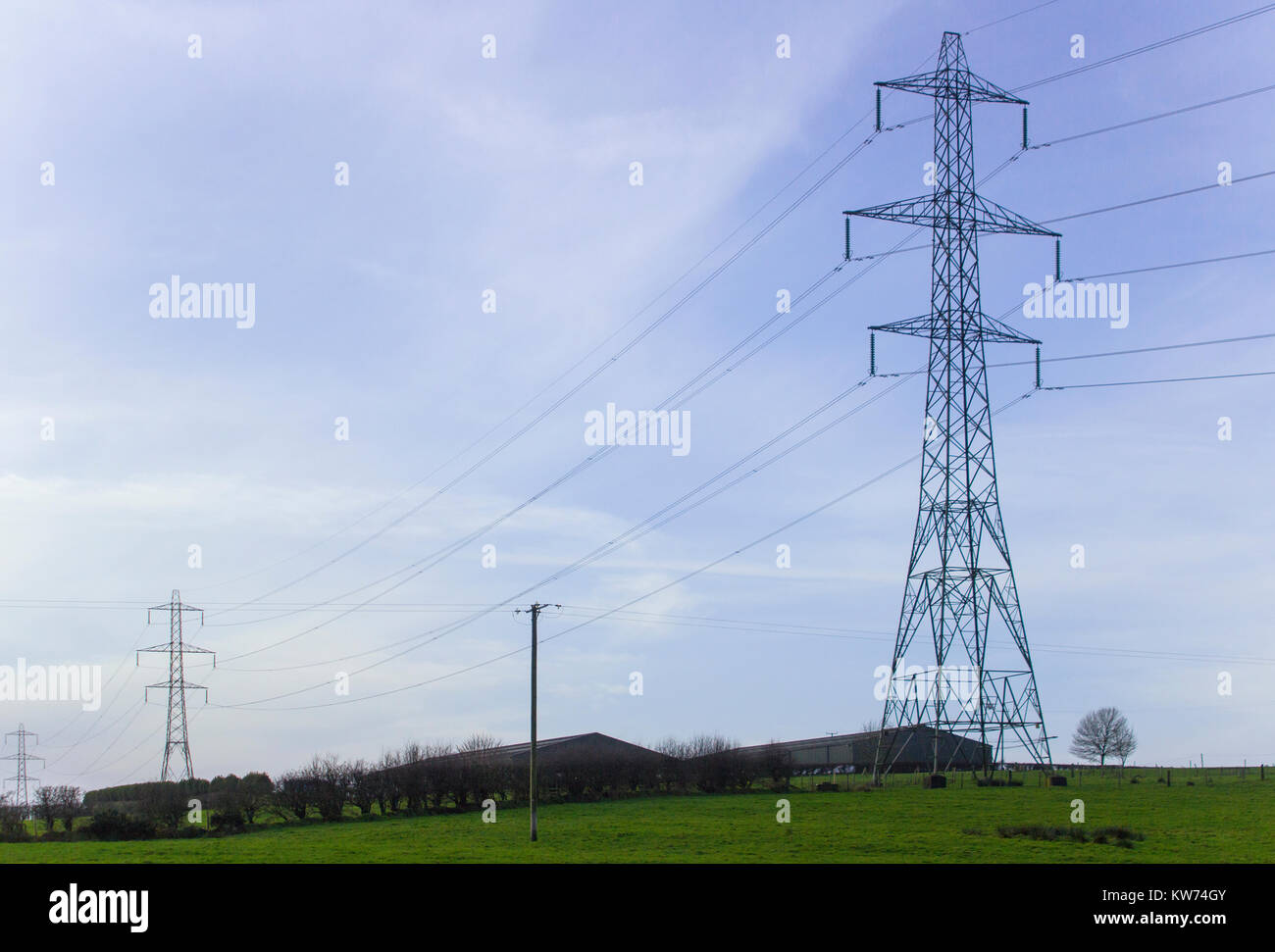 Großen Masten und Kabel Strom Durchführung generiert am Ballylumford Power Station in Carrickfergus Nordirland ins Netz Stockfoto
