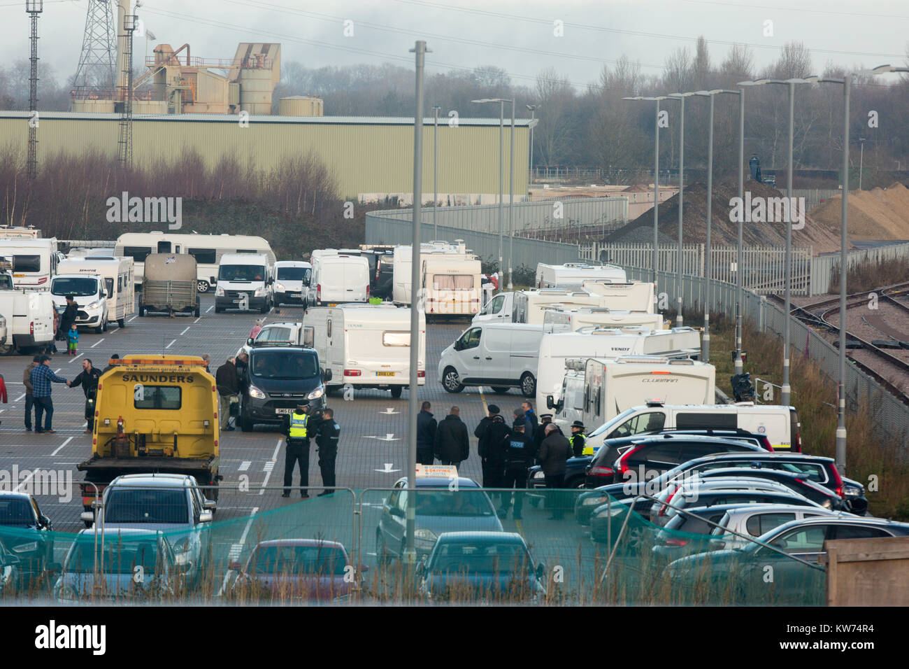 Reisende in einem Cambridge Parkplatz neben der Cambridge Universität ist das St John's Innovation Centre, wo sie zuhause für die Weihnachtszeit. Eine Familie von 132 Reisenden hat Camp auf einem ehemaligen "Park and Ride"-Seite so einstellen, dass sie Weihnachten zusammen verbringen können - neben einem renommierten Technologie Park, der von der Universität Cambridge. Die Reisenden, die bereits die Weihnachtsdekorationen haben, hatte zuvor ihre 50 Wohnwagen auf einem Bahnhof Parkplatz gepackt, aber gestern (Dienstag) sie wurden vertrieben und um die Ecke zu den neuen Standort umgezogen, neben das St John's Innovation Park. Stockfoto