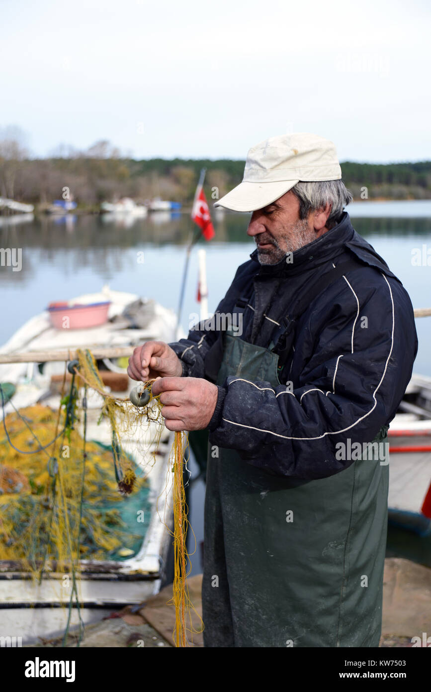 Januar 11,2013 SINOP TÜRKEI. Fischer Reparatur das Netz für Steinbutt Fisch in Sinop Provinz, am Schwarzen Meer. Stockfoto