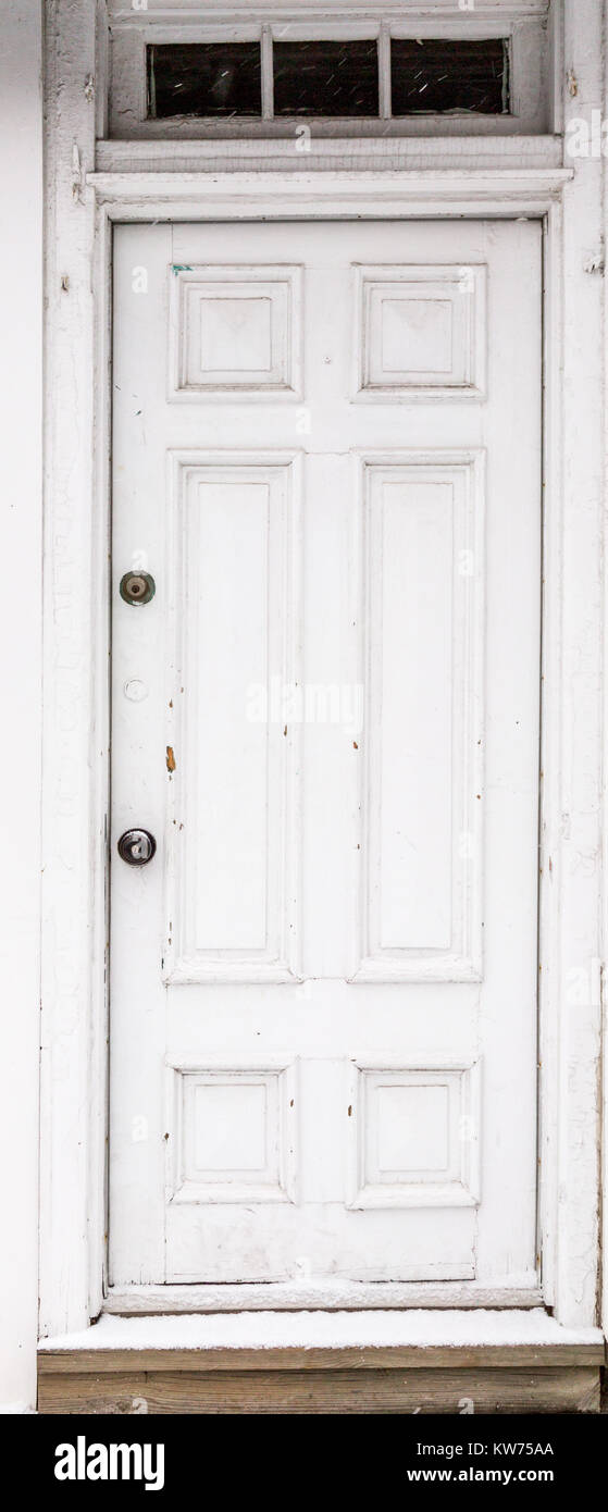 Alte weiße Tür in Sag Harbor Village, Sag Harbor, NY Stockfoto