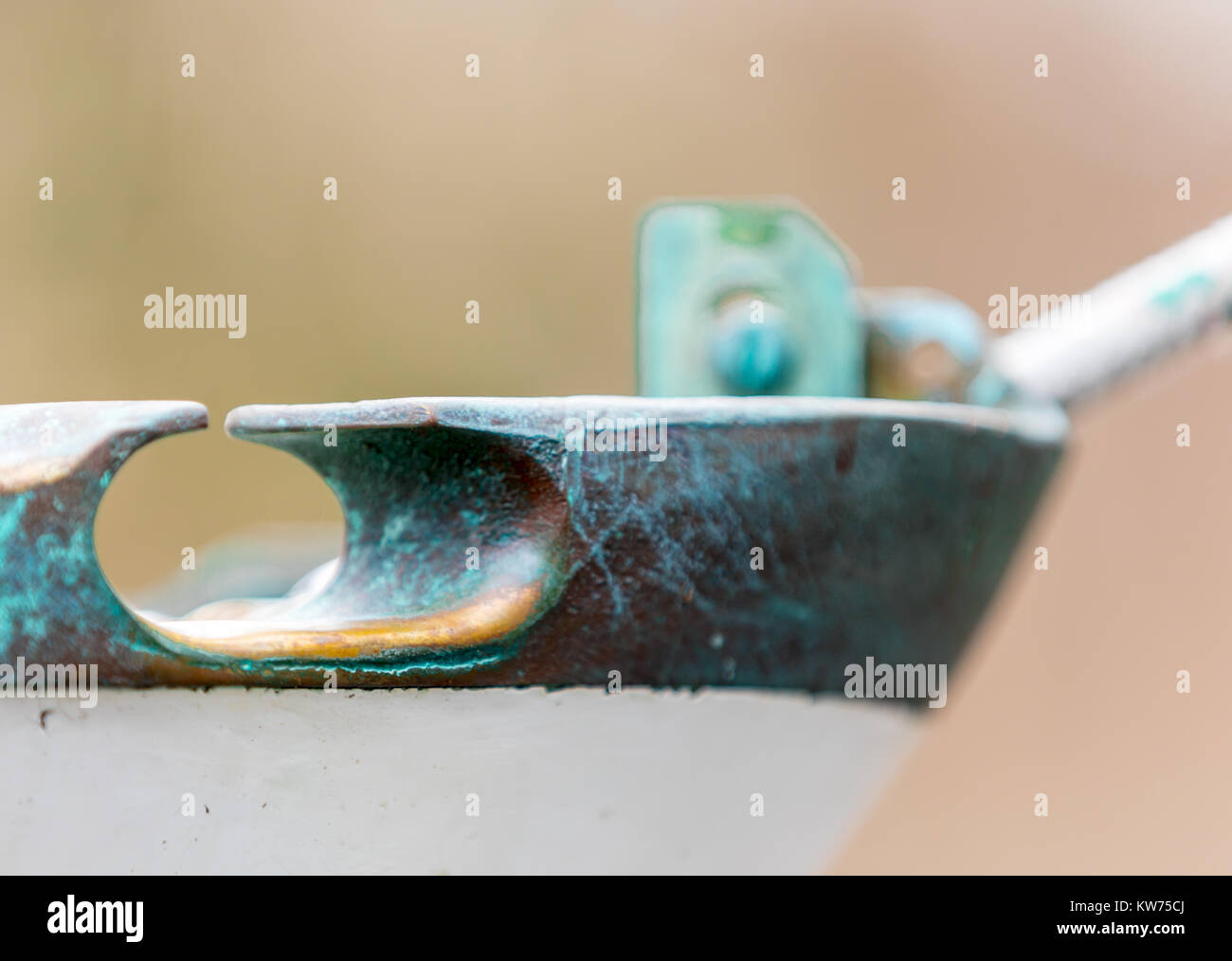 Messing Teil ein kleines Boot Linien Griffe Stockfoto