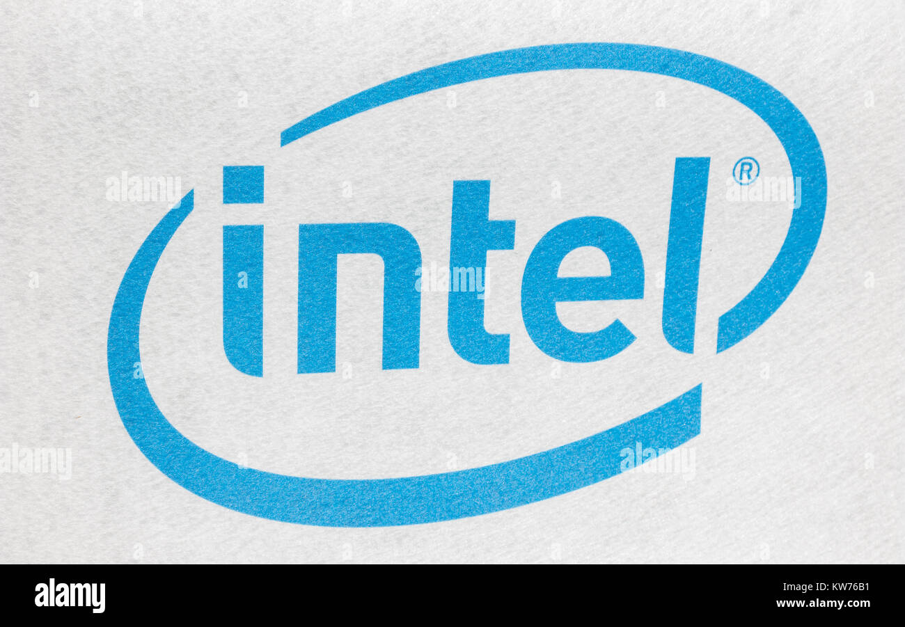 Intel-Logo auf Stoff gedruckt und auf weißem Hintergrund platziert. Intel ist einer der weltweit größten und wertvollsten Hersteller von Halbleiterchips Stockfoto
