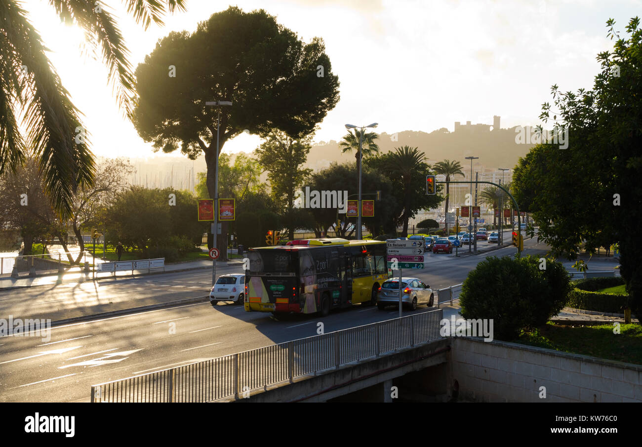 PALMA DE MALLORCA. 23. Dezember 2017. Blick auf die Avinguda de Gabriel Roca in Richtung Castell de Bellver. Die Stadt ist ein attraktiver Ort zum Besuchen Sie auch i Stockfoto