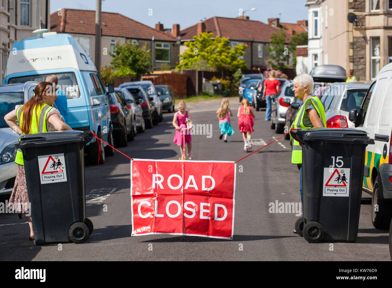 Eine Straße wird von Freiwilligen geschlossen als Kinder auf den Straßen spielen als Teil der "Bristol" heraus spielen. Stockfoto