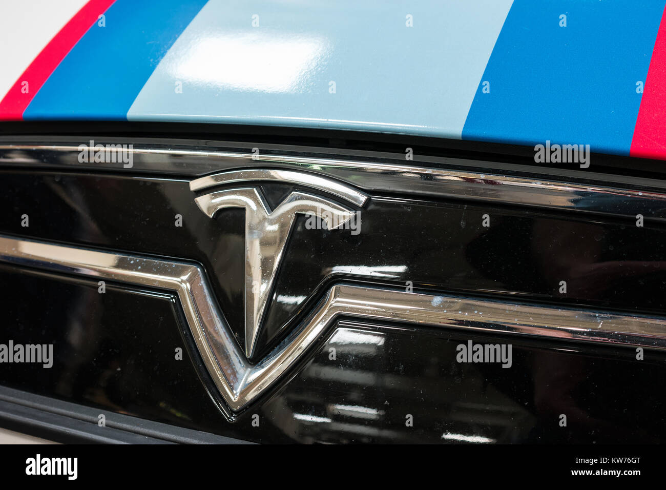 Tesla Logo auf einem Autogrill. Tesla Motors, Inc. Ist ein US-amerikanisches Automobil- und Energiespeicherunternehmen. Stockfoto