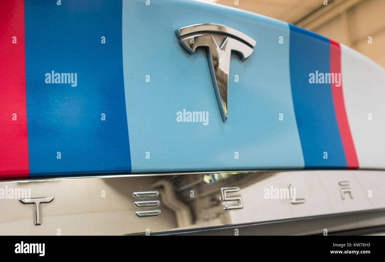 Nahaufnahme eines Tesla-Logos auf einem Auto. Tesla Motors, Inc. Ist ein US-amerikanisches Automobil- und Energiespeicherunternehmen. Stockfoto