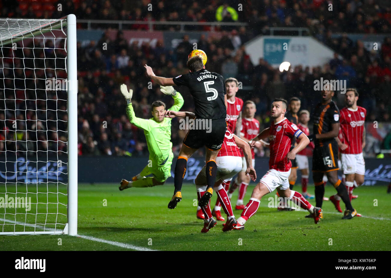 Wolverhampton Wanderers' Ryan Bennett scores zweites Ziel seiner Seite des Spiels während der Sky Bet Championship match bei Ashton Gate, Bristol. Stockfoto