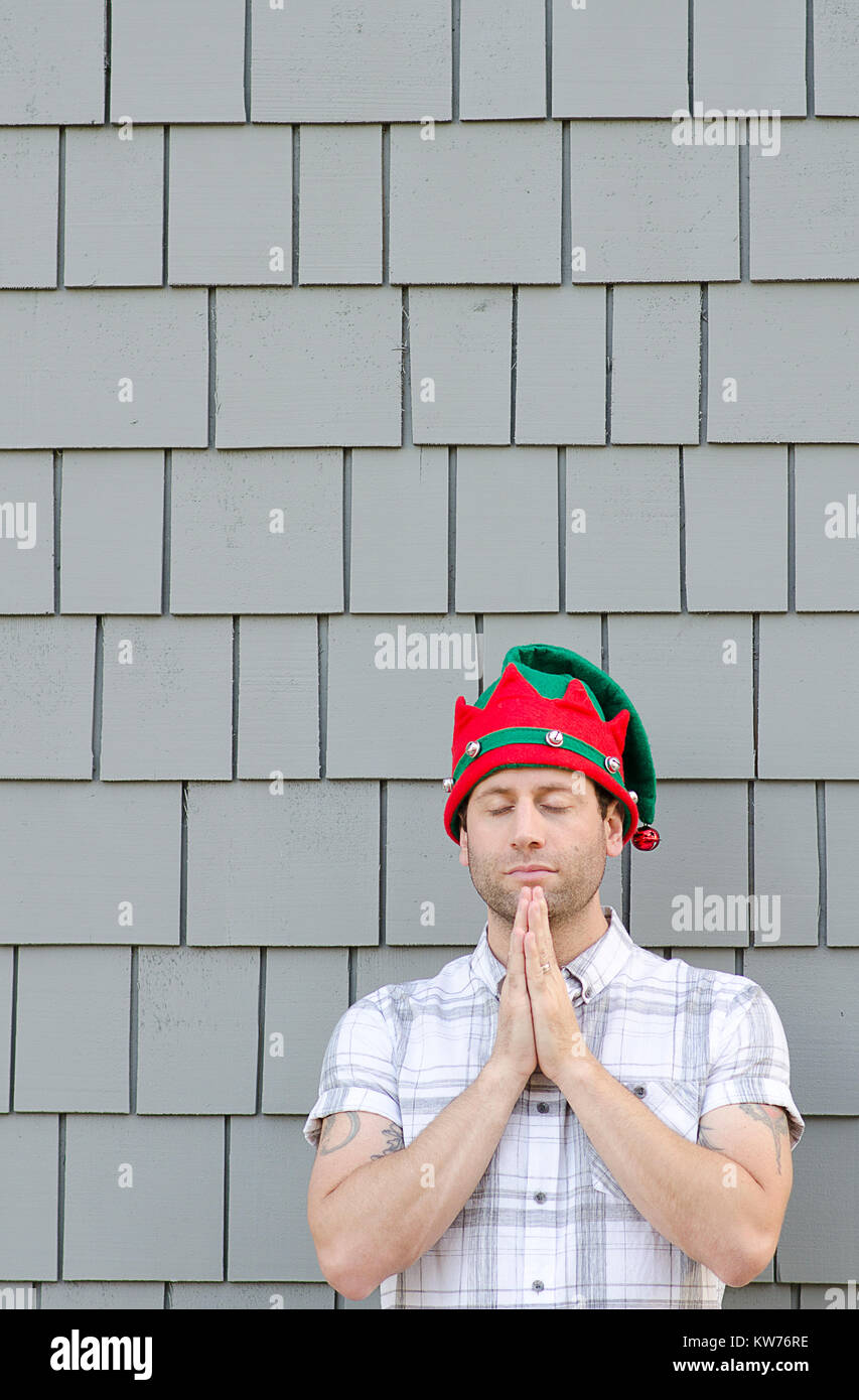 Mann allein beten mit einer Mütze. Stockfoto