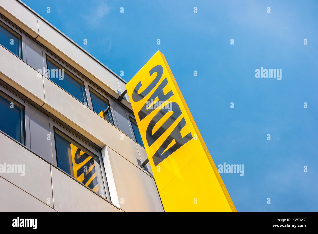 ADAC-Logo. Der ADAC ist ein Automobilclub in Deutschland, der 1903 gegründet wurde. Mit mehr als 18 Millionen Mitgliedern im Mai 2012 ist er ein größter Automobilclub Stockfoto