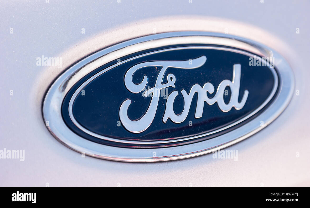 Ford-Schild In Nahaufnahme. Die Ford Motor Company ist ein US-amerikanischer multinationaler Automobilhersteller. Ford ist der zweitgrößte US-amerikanische Automobilhersteller. Stockfoto