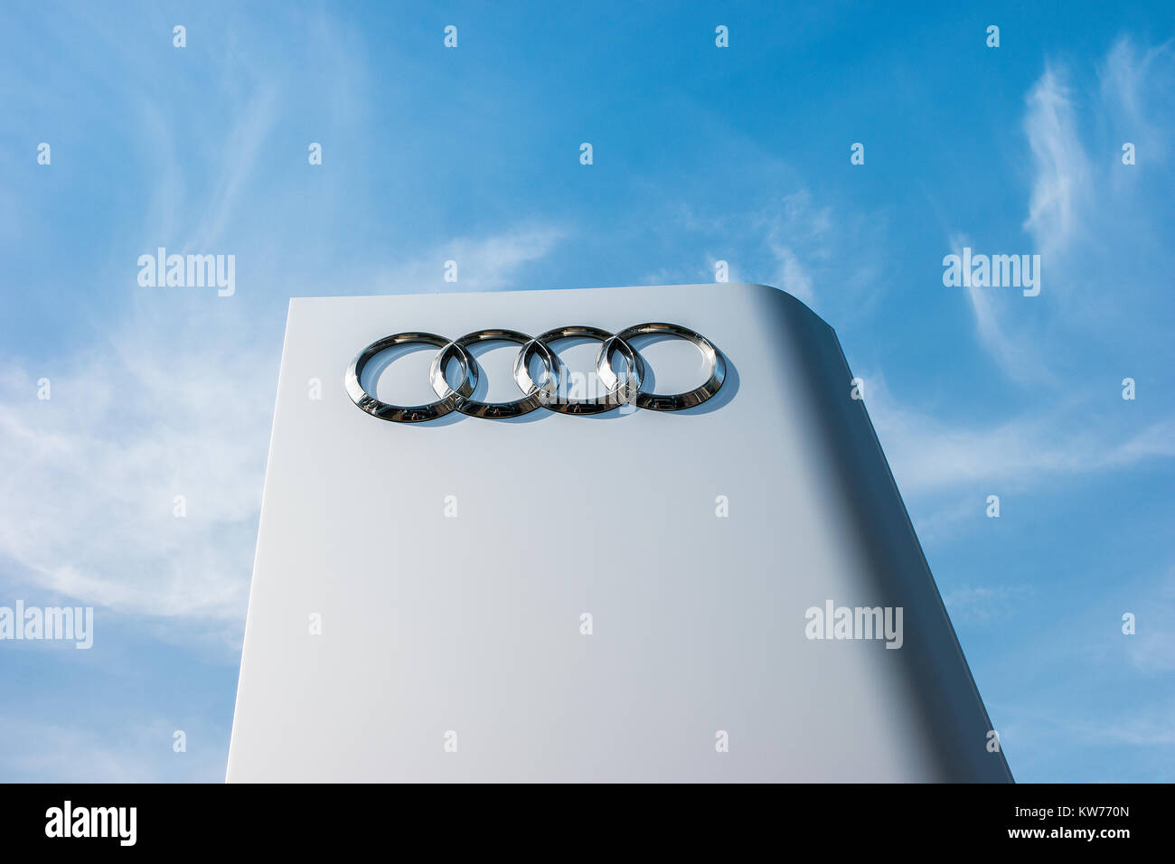 Audi Dealership logo gegen den blauen Himmel. Audi ist ein deutscher Automobilhersteller, Designs, Ingenieure, produziert, vermarktet und vertreibt Luxus auto Stockfoto