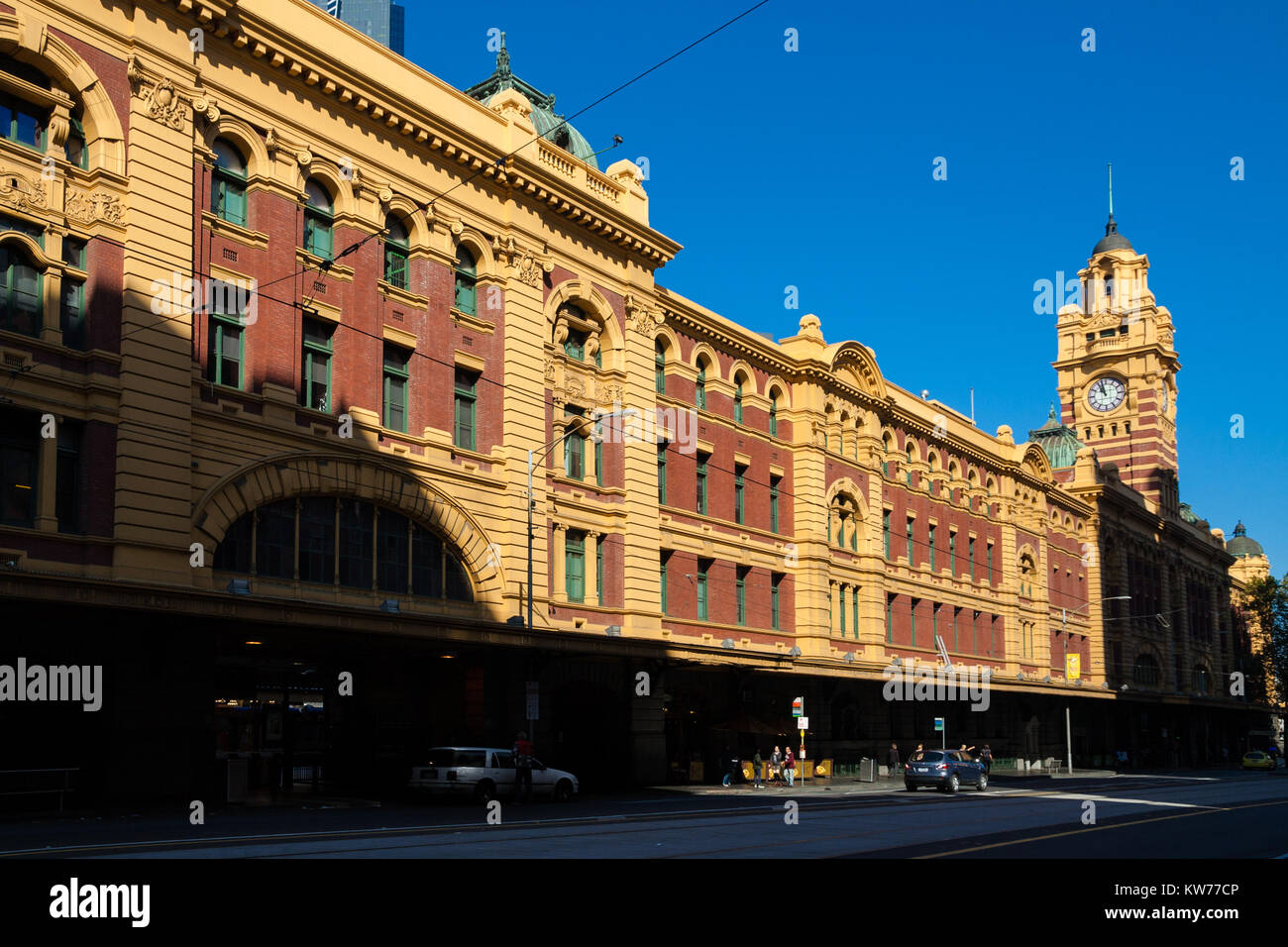 Der Flinders Street Bahnhof aus direkt gegenüber der Flinders Street gesehen. Stockfoto