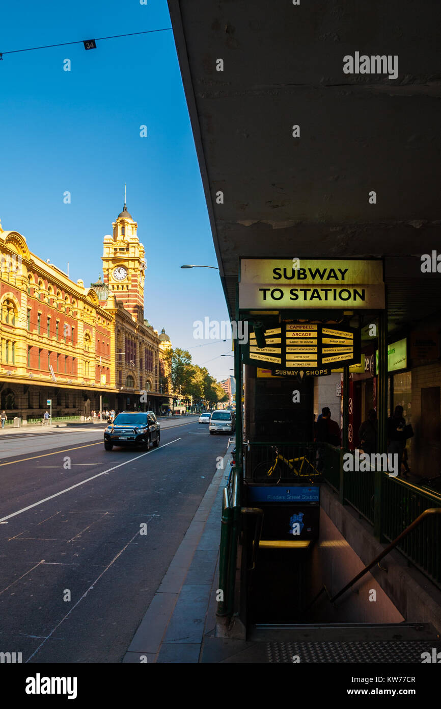 U-Bahn, direkt gegenüber der Flinders Street Bahnhof. Stockfoto