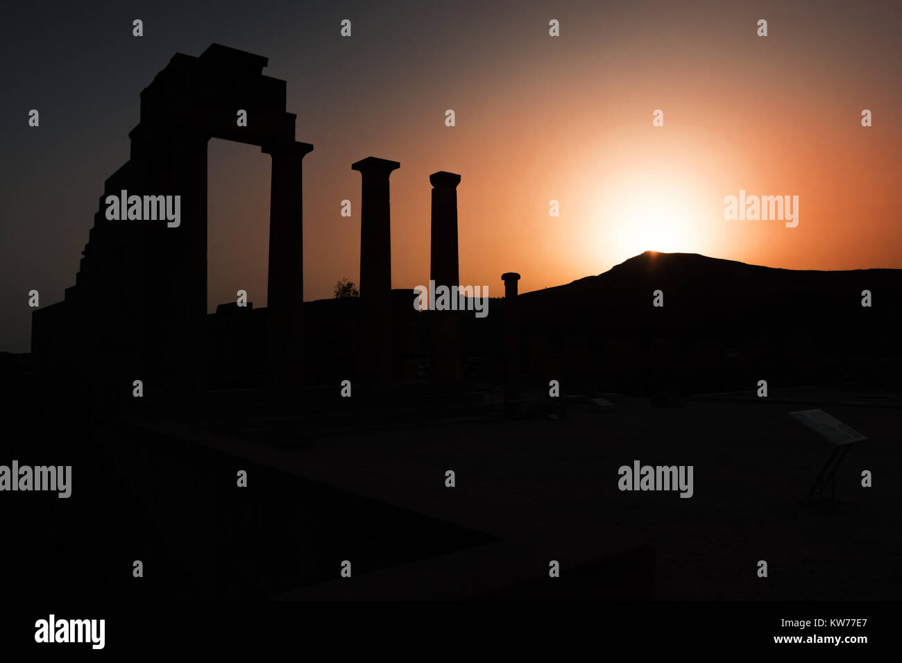 Dorischen Tempel der Athena Lindia bei Sonnenuntergang auf der Akropolis von Lindos (Rhodos, Griechenland) Stockfoto