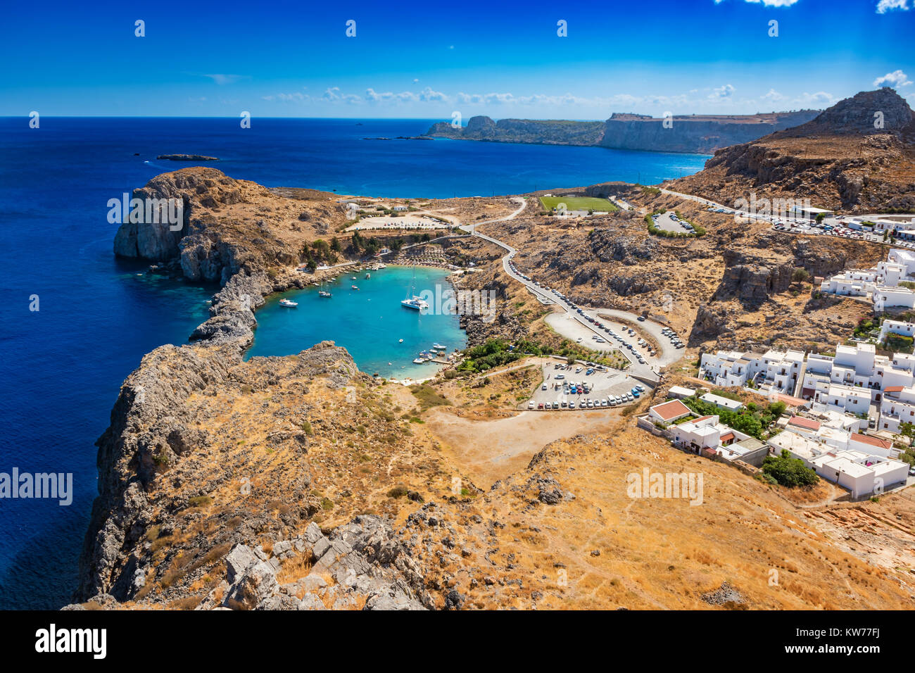 Blick auf die St. Paul's Bay, Lindos und das Mittelmeer von der Akropolis von Lindos (Rhodos, Griechenland) Stockfoto