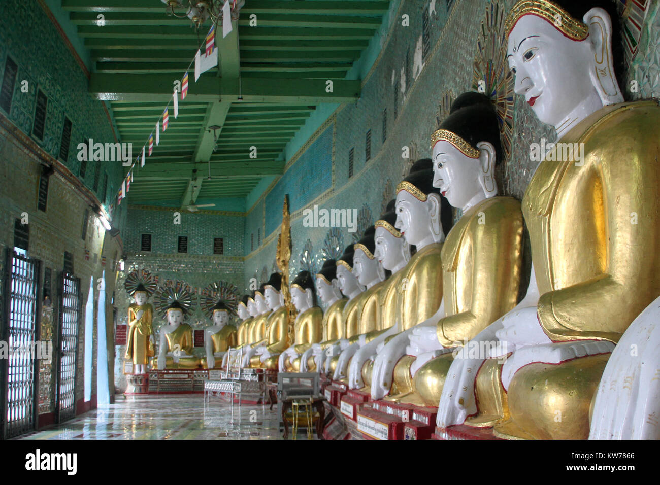 Lange Reihe von Buddhas im Korridor der Tempel auf dem Sagaing Hill in der Nähe von Mandalay, Myanmar Stockfoto