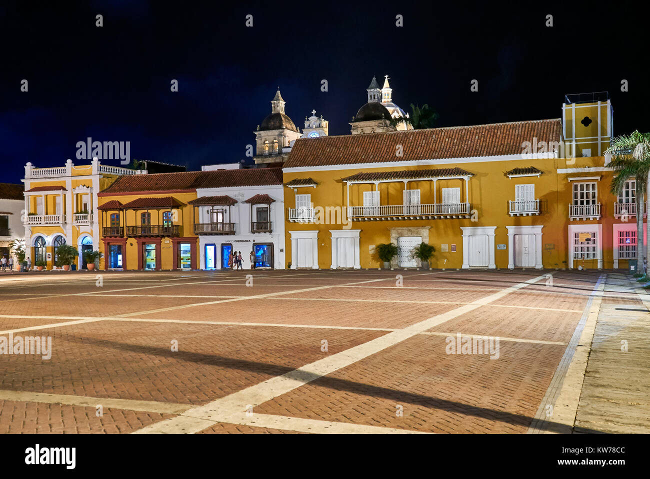 Night Shot der historischen Fassade an der Plaza de la Aduana, Cartagena de Indias, Kolumbien, Südamerika Stockfoto