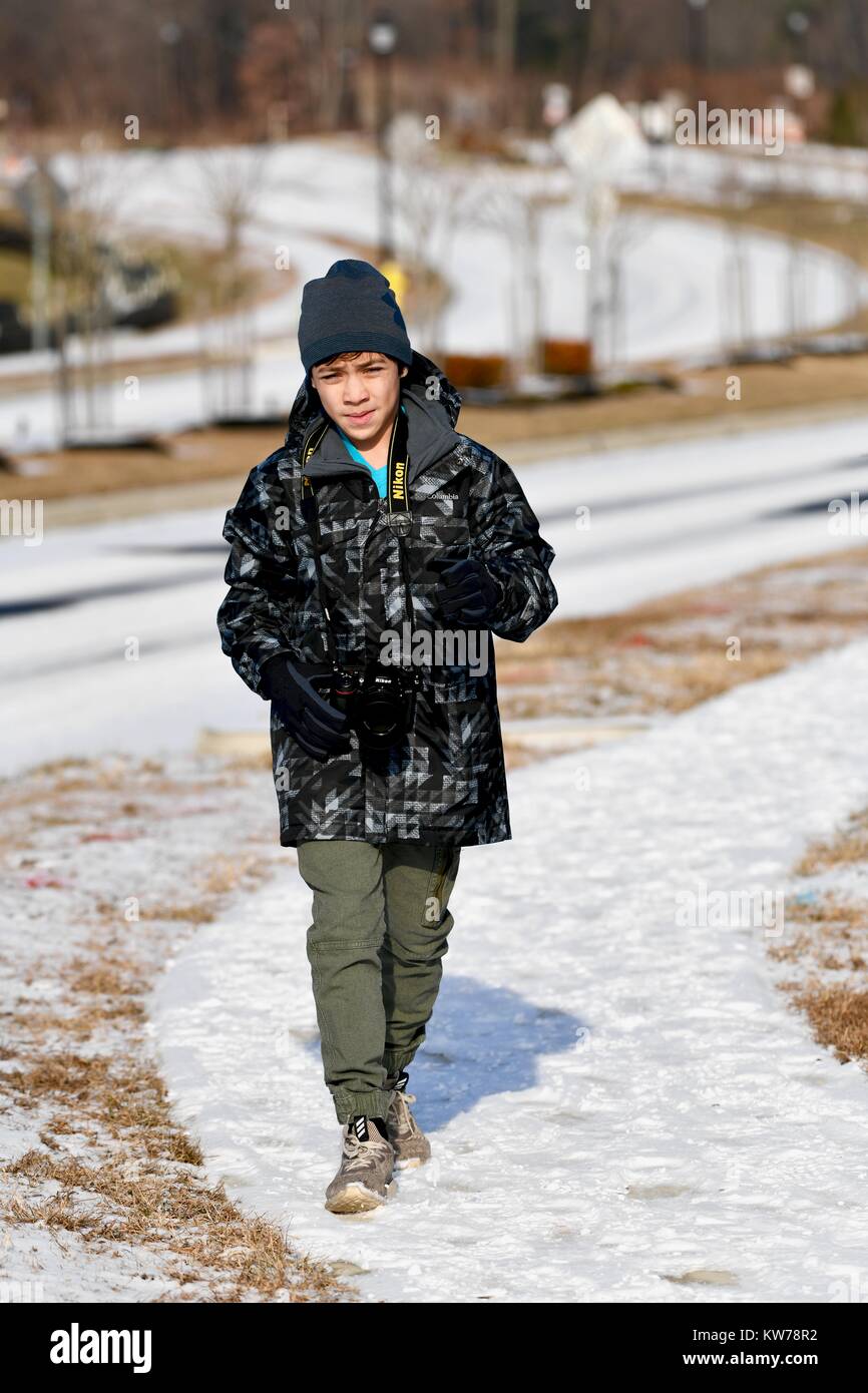 Junge Teenager männlichen außerhalb im Winter die Bilder mit einer Nikon DSLR-Kamera Stockfoto