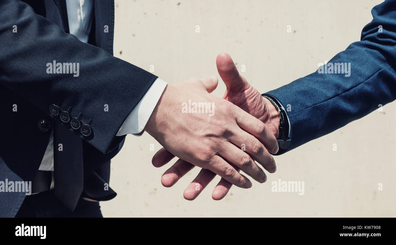 Geschäftsleute Handshake-Prozess nach gutem Deal Stockfoto