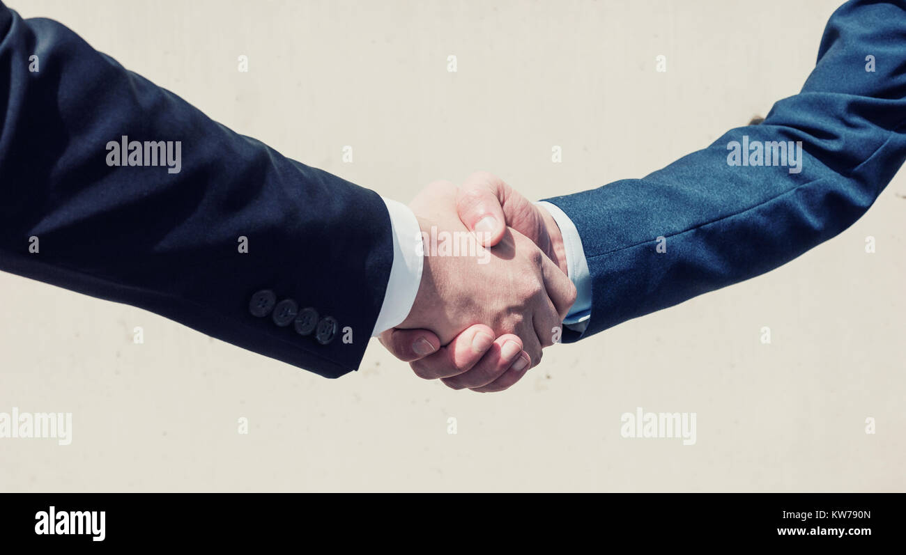 Geschäftsleute handshaking nach guten Deal Stockfoto