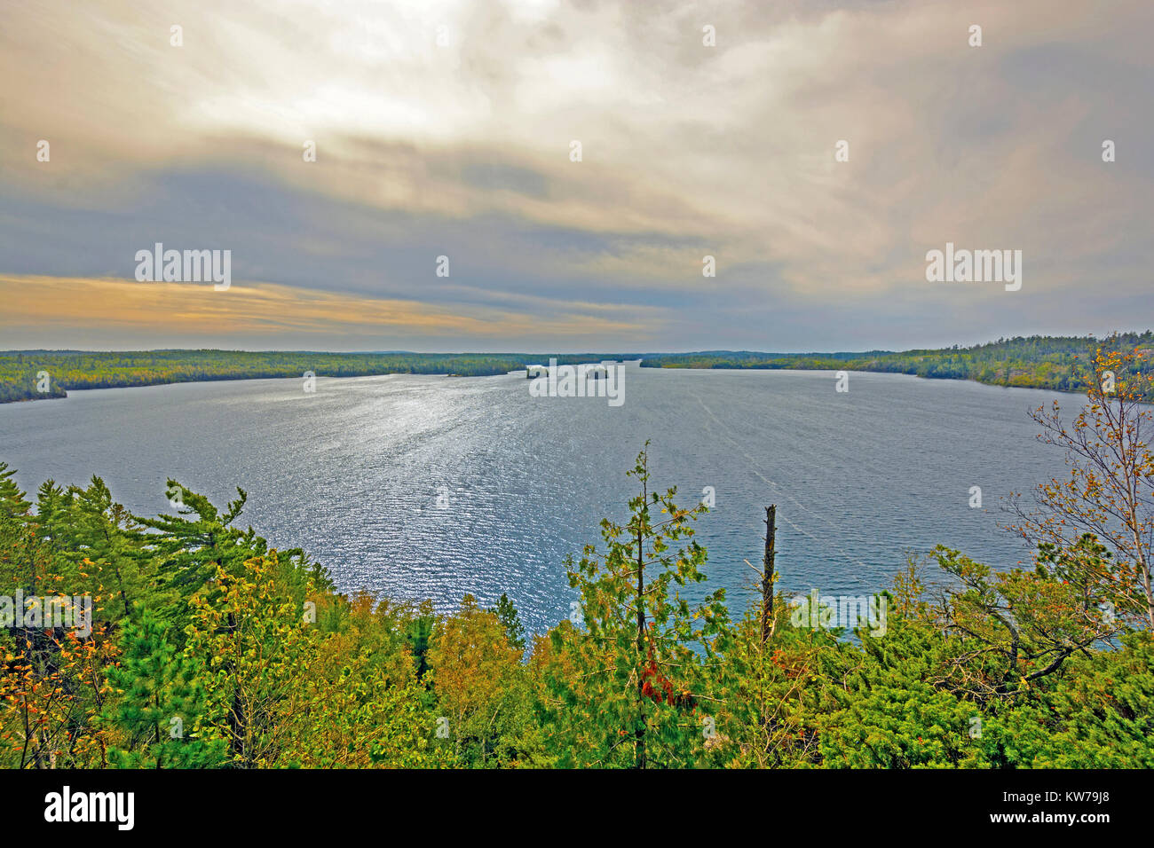 Wolken und Licht über Messer See in der Boundary Waters Stockfoto