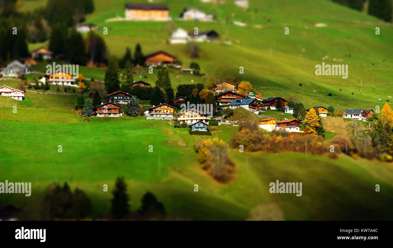 Grüne Hügel in Schweizer Tal Tilt Shift, sonnigen Tag, Chateau-dOex, Schweiz Stockfoto