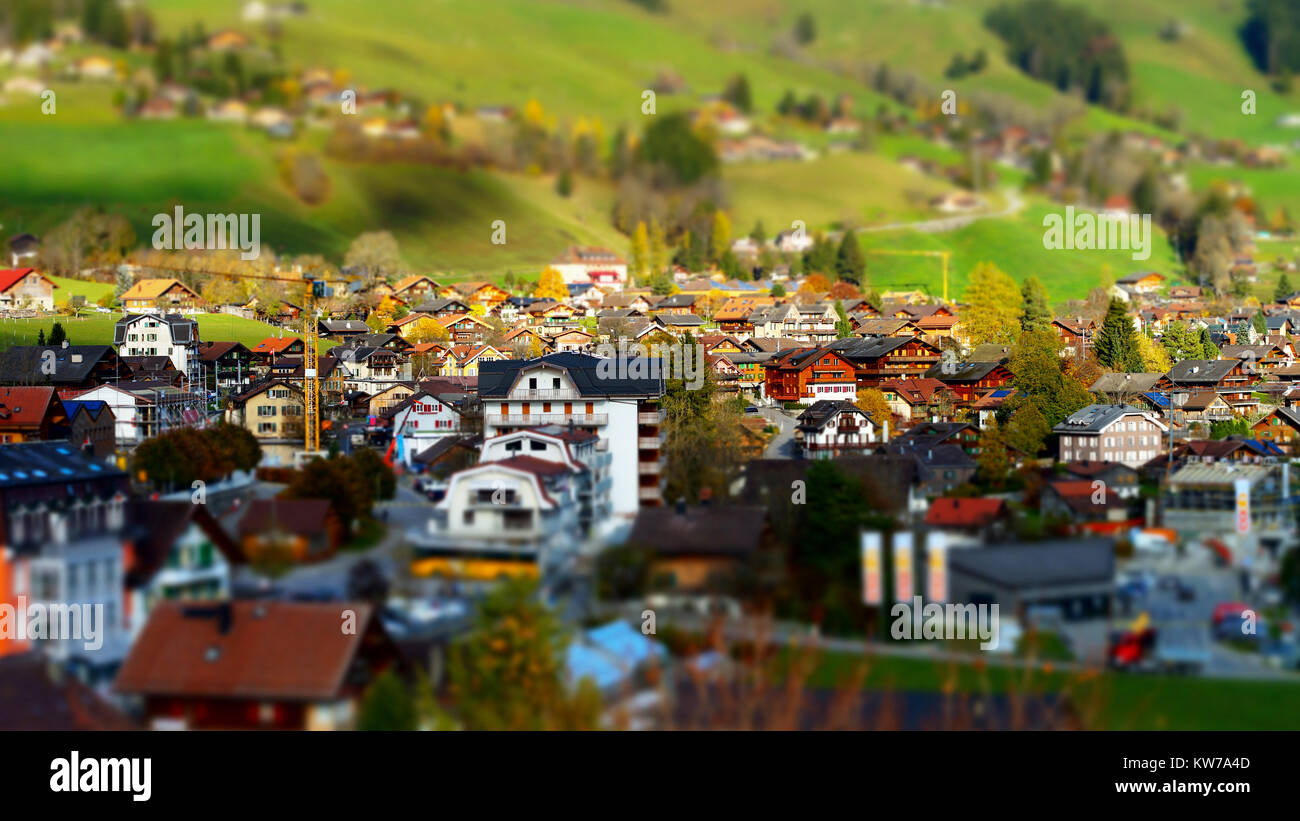 Grüne Hügel in Schweizer Tal Tilt Shift, sonnigen Tag, Chateau-dOex, Schweiz Stockfoto