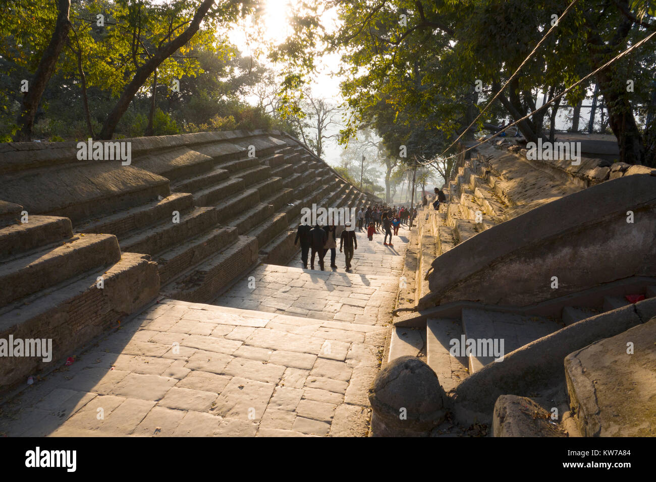 Menschen zu Fuß Stone Steps der Pashupatinath Tempel in Kathmadu, Nepal Stockfoto