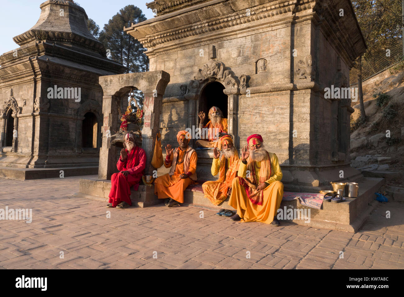 Sadhu heilige Männer für Fotos in Pashupatinath Tempel in Kathmandu sitzen. In der materiellen Welt noch eine Gebühr für Fotos kostenlos angeprangert. Stockfoto