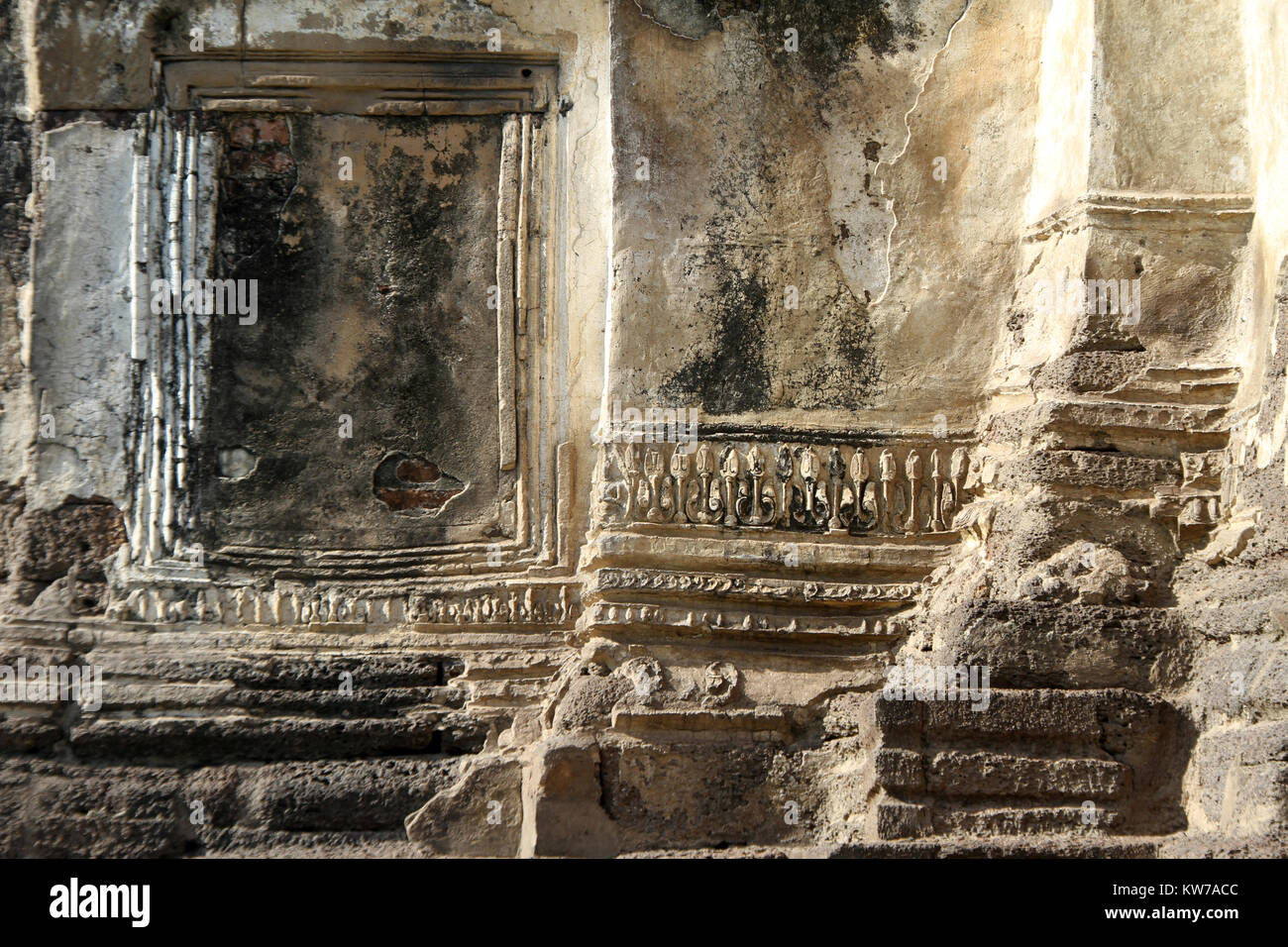 Wal der alten Tempel Phra Prang Sam Yot, Lop Buri, Thailand Stockfoto