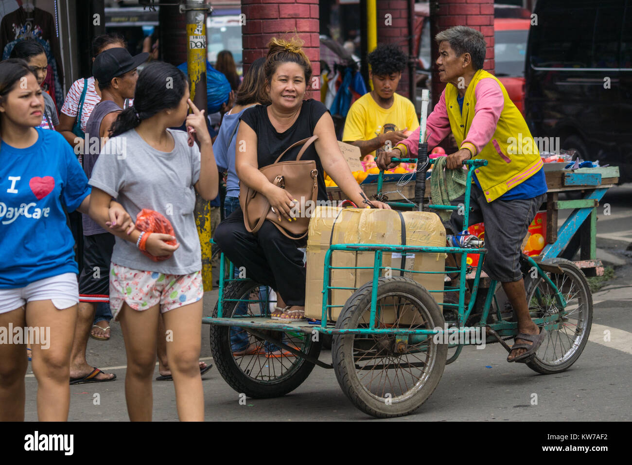 Eine Frau, die in einem Strampelte Fahrzeug als Trisikad, Cebu City, Philippinen bekannt transportiert Stockfoto