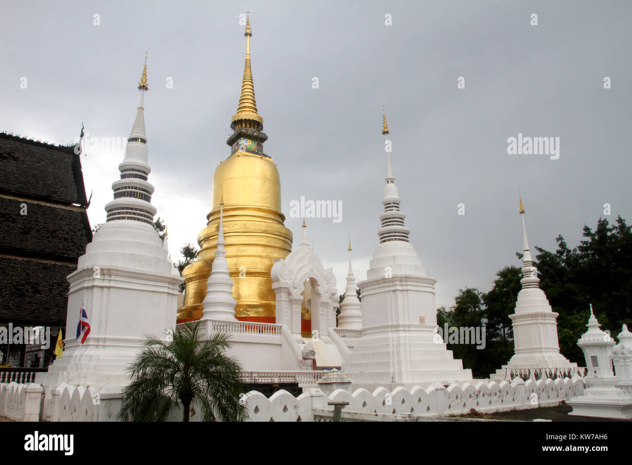 Goldene Stupa und großen Tempel im Wat Suan Dok, Chiang Mai, Thailand Stockfoto