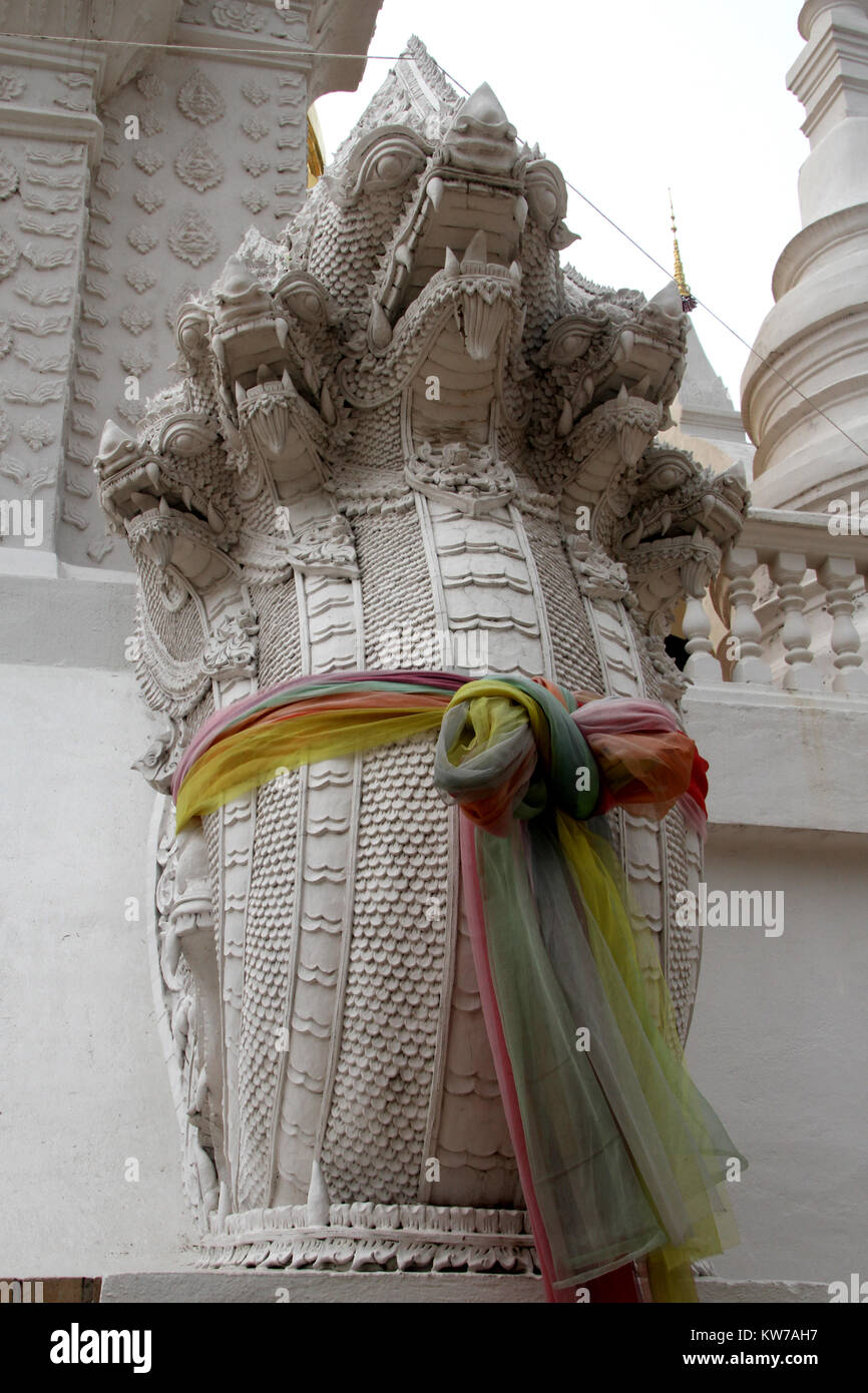 Skulptur von Schlange Naga in der Nähe von weißen Stupa, Wat Suan Dok, Chiang Mai, Thailand Stockfoto