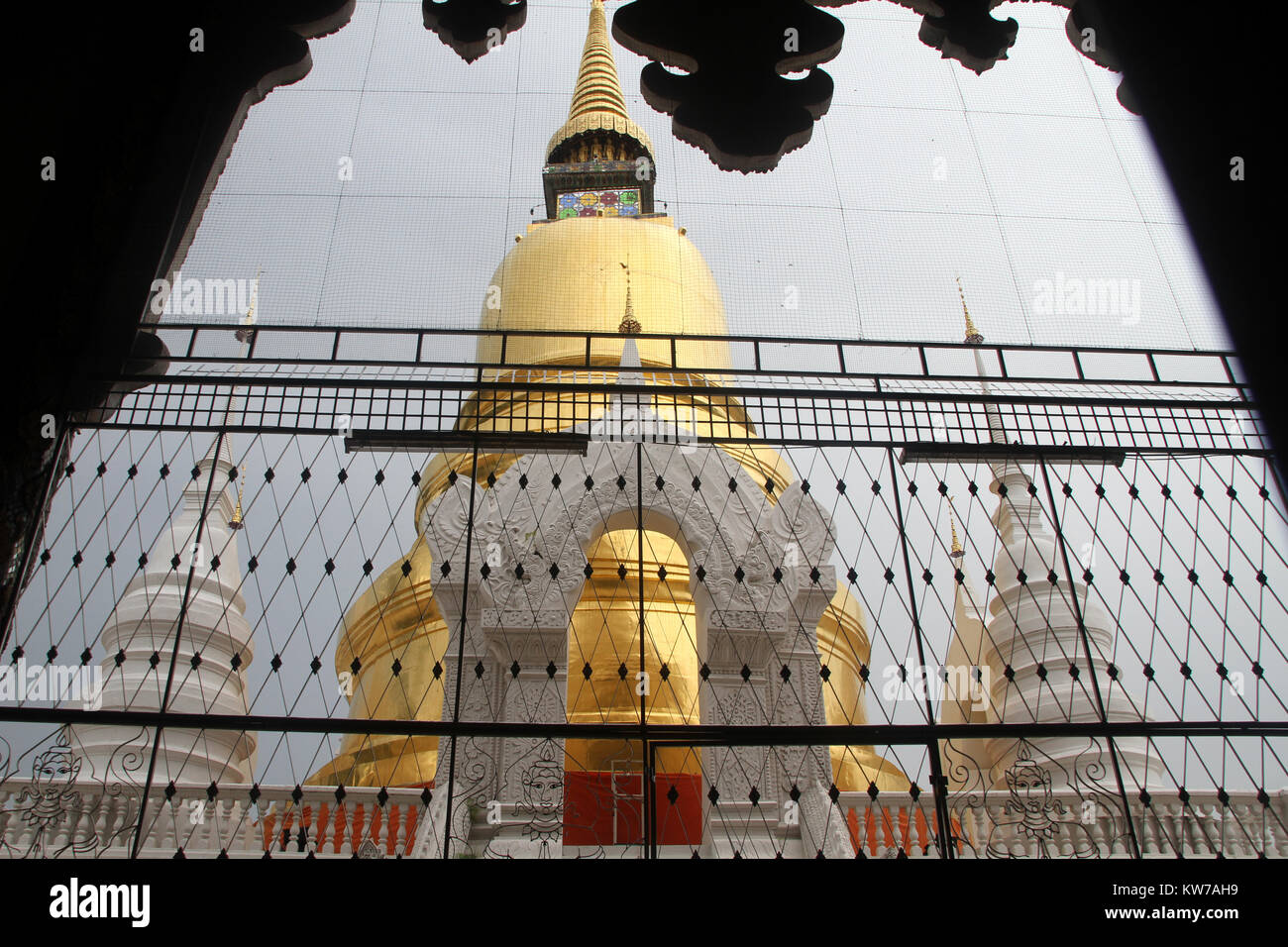 Goldene Stupa und Fenster im Tempel, Wat Suan Dok, Chiang Mai, Thailand Stockfoto