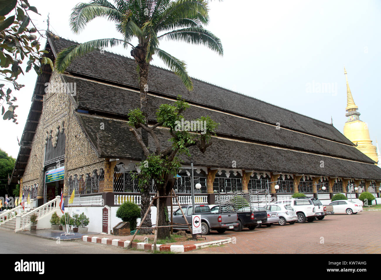 Goldene Stupa und großen Tempel im Wat Suan Dok, Chiang Mai, Thailand Stockfoto
