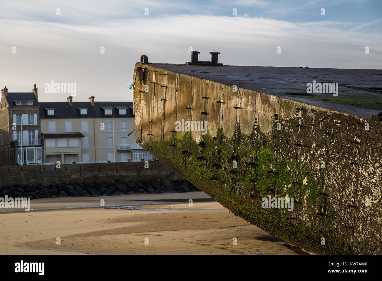 Überreste einer Plattform Erweiterung des Mulberry Hafen im Juni 1944 installiert als Teil der alliierten Invasion in der Normandie. Es liegt am Strand von Arr Stockfoto