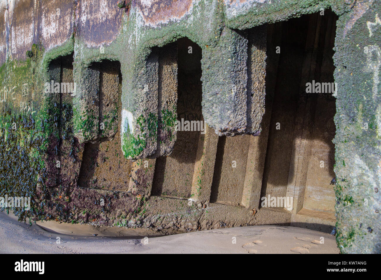 Überreste einer Plattform Erweiterung des Mulberry Hafen im Juni 1944 installiert als Teil der alliierten Invasion in der Normandie. Es liegt am Strand von Arr Stockfoto