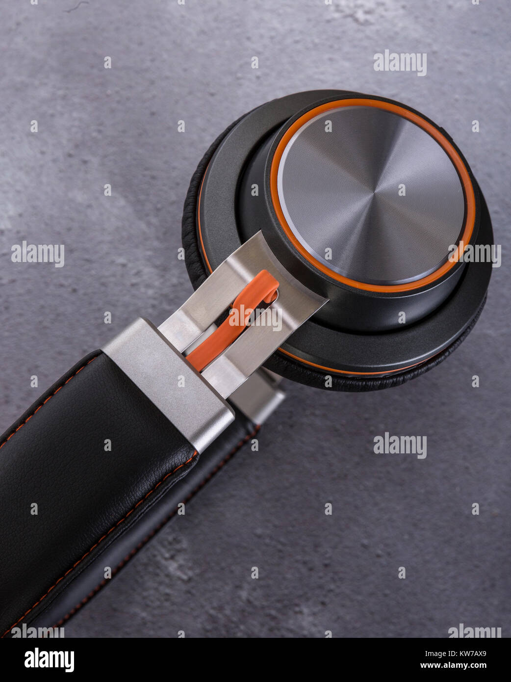 Paar moderne schwarz-orange bluetooth Kopfhörer auf grauem Hintergrund rustict Stockfoto