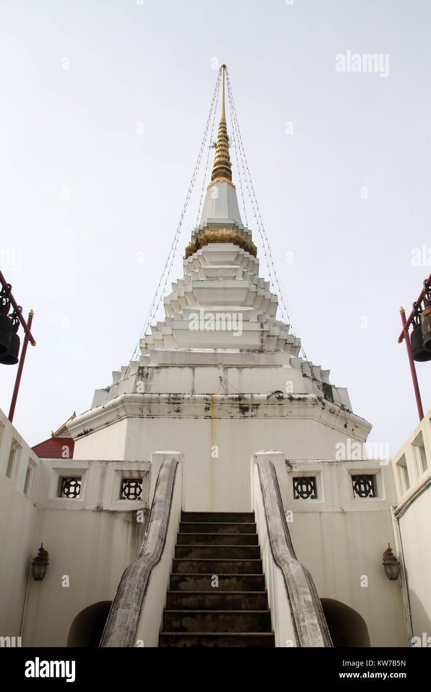 Treppenhaus und Weißen stupa im Wat Yannawa, Bangkok, Thailand Stockfoto